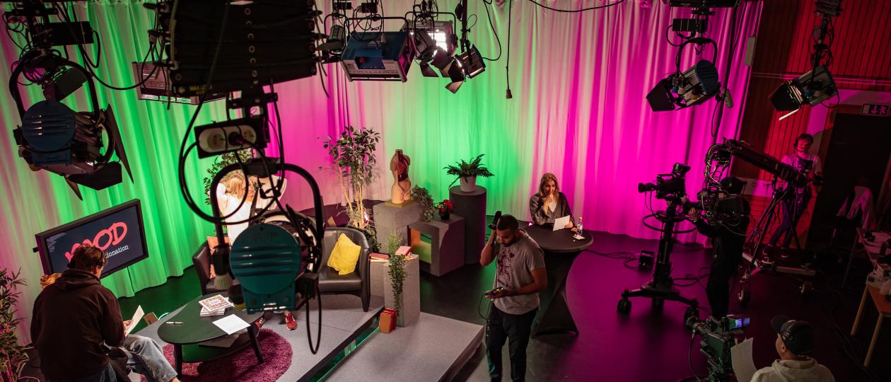 Xenters egen film/TV-studio där de studerande får öva en livesändnings alla steg och moment.